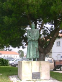 Estátua em Homenagem ao Padre Franklin Henriques da Cunha