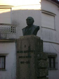 Busto de Dom José Alves Matoso