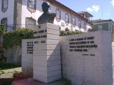Busto do Doutor Alberto da Maia e Cruz do Valle