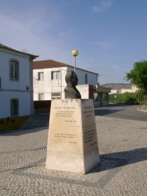 Estátua de Irene Lisboa