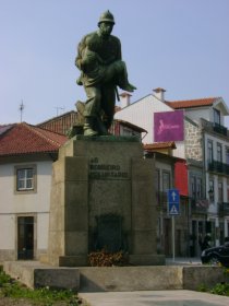 Estátua em Homenagem ao Bombeiro Voluntário