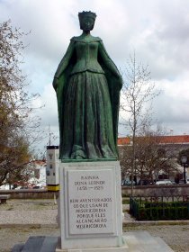 Estátua da Rainha Dona Leonor