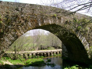 Ponte Pedrinha sobre o Rio Beça