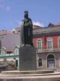 Estátua de Rainha Dona Leonor