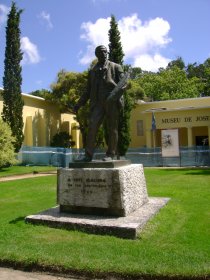 Estátua de José Malhoa