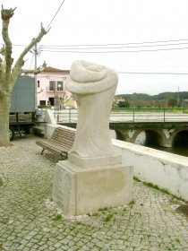 Escultura do Largo da Ponte