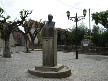 Estátua de Homenagem ao Dr. Manuel da Costa