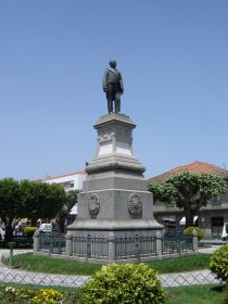 Estátua do Conde de Castelo de Paiva