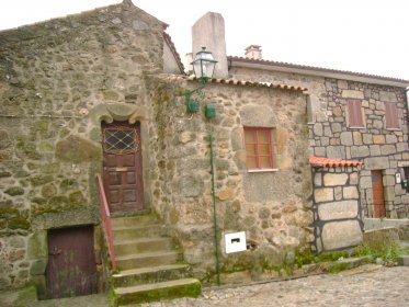 Casa com Porta Manuelina em Linhares da Beira