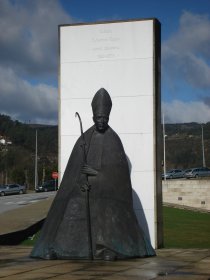 Estátua do Cardeal Dom António Ribeiro
