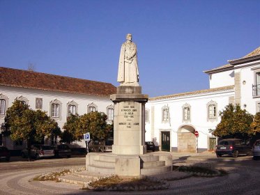 Estátua ao Bispo Dom Francisco de Avelar