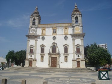 Igreja de Nossa Senhora do Carmo e Capela dos Ossos