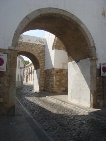Arco do Repouso e Muralhas de Faro