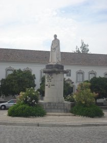 Estátua ao Bispo Dom Francisco de Avelar