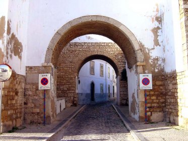 Arco do Repouso e Muralhas de Faro