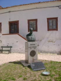 Busto do Mestre José Ribeiro