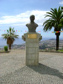 Estátua do Doutor João de Almada