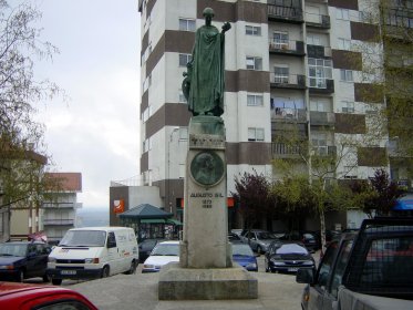 Estátua de Homenagem a Augusto Gil