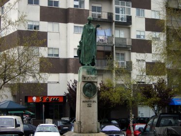 Estátua de Homenagem a Augusto Gil