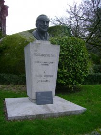 Busto do Professor José de Pina