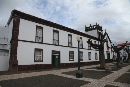 Convento e Igreja de São Francisco / Edifício da Câmara Municipal de Vila do Porto