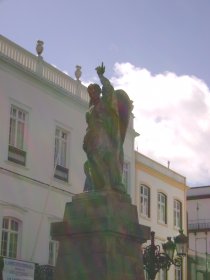 Estátua de São Miguel Arcanjo