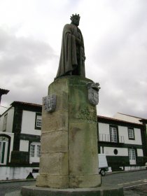 Estátua de Dom Diniz