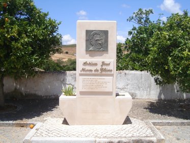 Estátua de António José Nunes da Glória