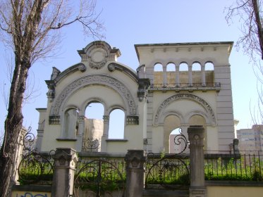 Palacete na Alameda Linhas de Torres / Villa Sousa