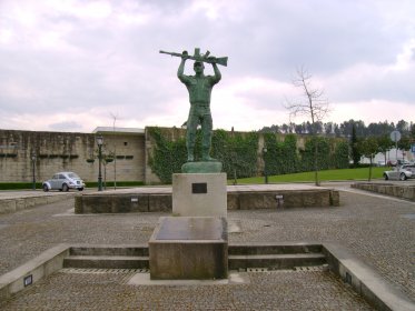 Estátua em Homenagem aos Combatentes no Ultramar