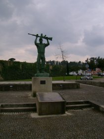 Estátua em Homenagem aos Combatentes no Ultramar