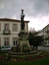 Estátua Comendador Alfredo Alvares de Carvalho