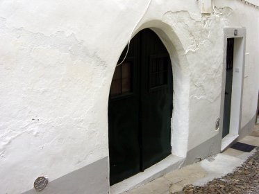 Casa com Portal Gótico
