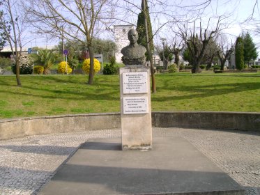 Estátua de Aníbal Augusto Milhães