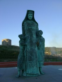 Estátua da Madre Maria Clara do Menino Jesus