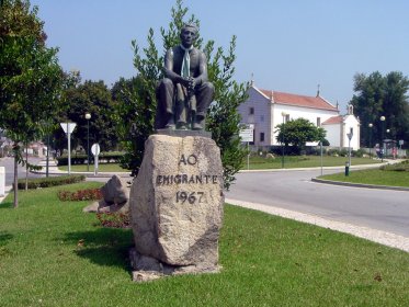 Estátua ao Emigrante