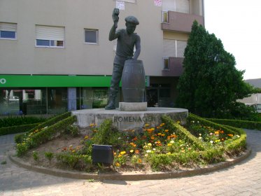 Estátua de Homenagem ao Tanoeiro