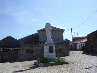 Estátua em Homenagem ao Emigrante