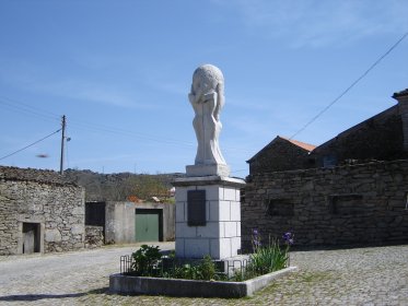 Estátua em Homenagem ao Emigrante