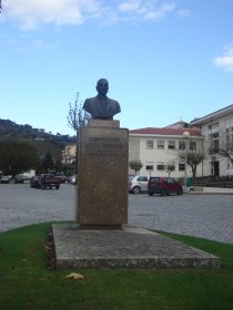 Busto de Comendador Delfim Ferreira