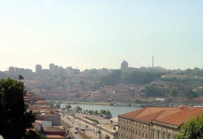 Vistas sobre o Rio Douro em frente ao Palácio das Sereias