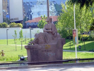 Estátua da Rosália de Castro