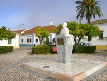 Estátua de Dinis Fernandes Miranda
