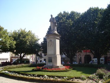 Estátua em Homenagem ao Conde São Bento