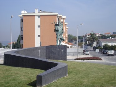 Estátua em Homenagem a São Miguel Arcanjo