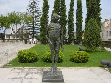 Escultura na Avenida Heliodoro Salgado