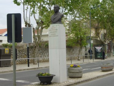 Estátua do Dr. Desirério Cambournac