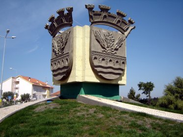Escultura do Escudo da Vila