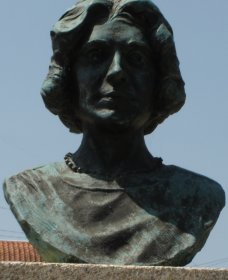 Busto de Dona Augusta Albergaria