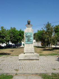 Estátua Monsenhor Professor Doutor Joaquim Ribeiro de Almeida